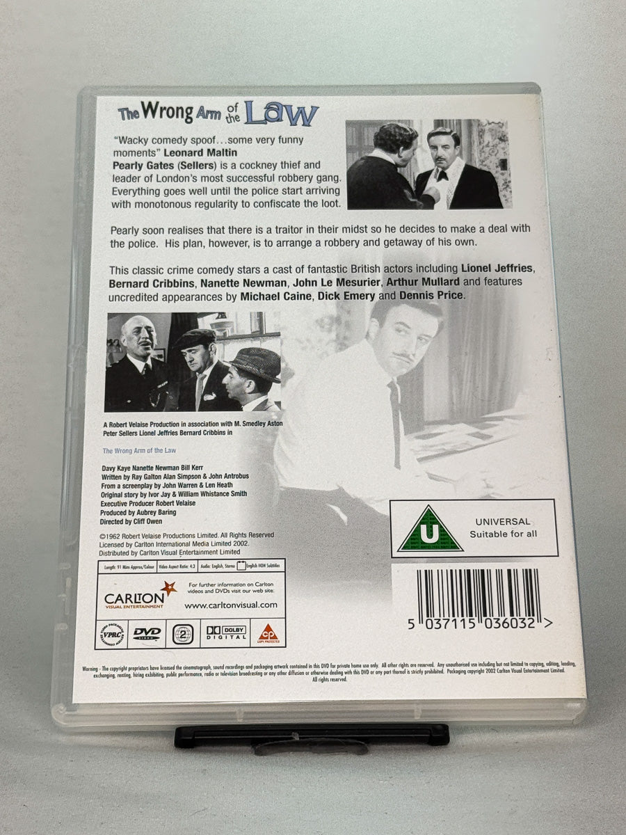Bakside av DVD-cover til The Wrong Arm of the Law – britisk kultfilm med Peter Sellers, original brukt DVD tilgjengelig hos Brukbar Film.