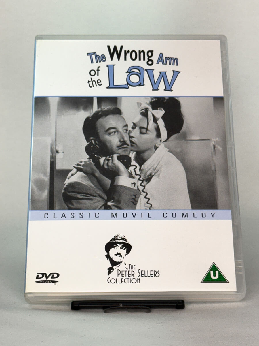 Forside av DVD-cover til The Wrong Arm of the Law – klassisk britisk komedie med Peter Sellers, humor og kriminalitet i brukt DVD-utgave fra Brukbar Film.