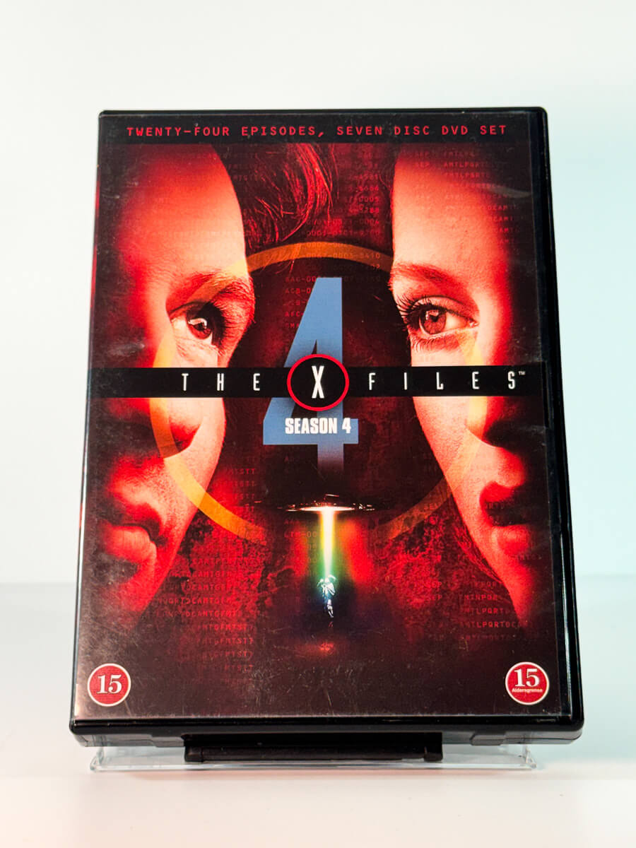 Forside av cover til The X-Files – Season 4, bruktfilm hos nettbutikken Brukbar Film