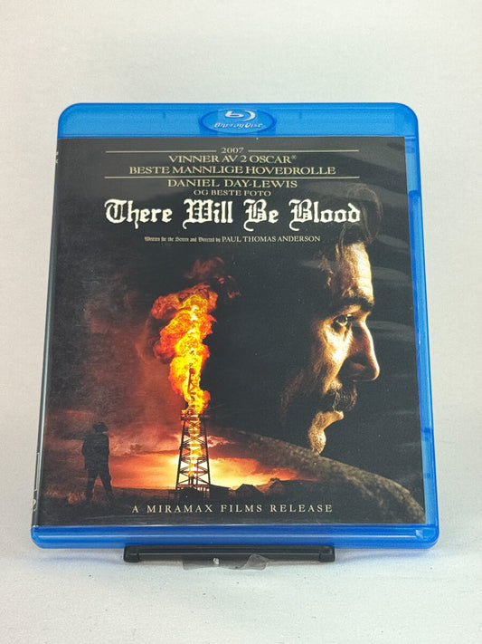 Forside av Blu-ray-cover til There Will Be Blood – episk drama regissert av Paul Thomas Anderson, med Daniel Day-Lewis i en Oscar-belønnet hovedrolle, brukt Blu-ray hos Brukbar Film.