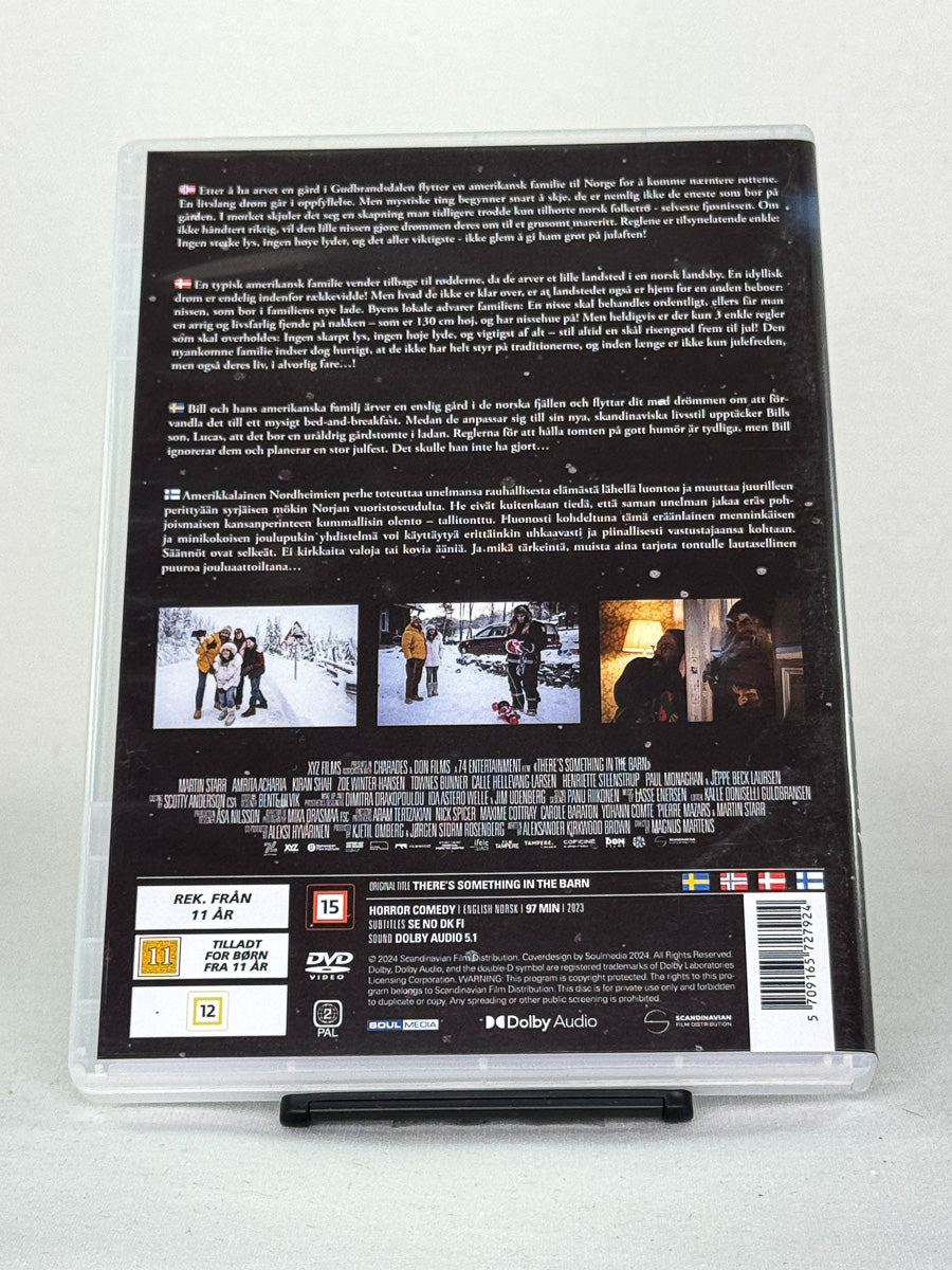 Bakside av DVD-cover for There’s Something in the Barn – brukt skrekkkomedie på DVD med aldersgrense 12 år, kjøp original bruktfilm hos Brukbar Film