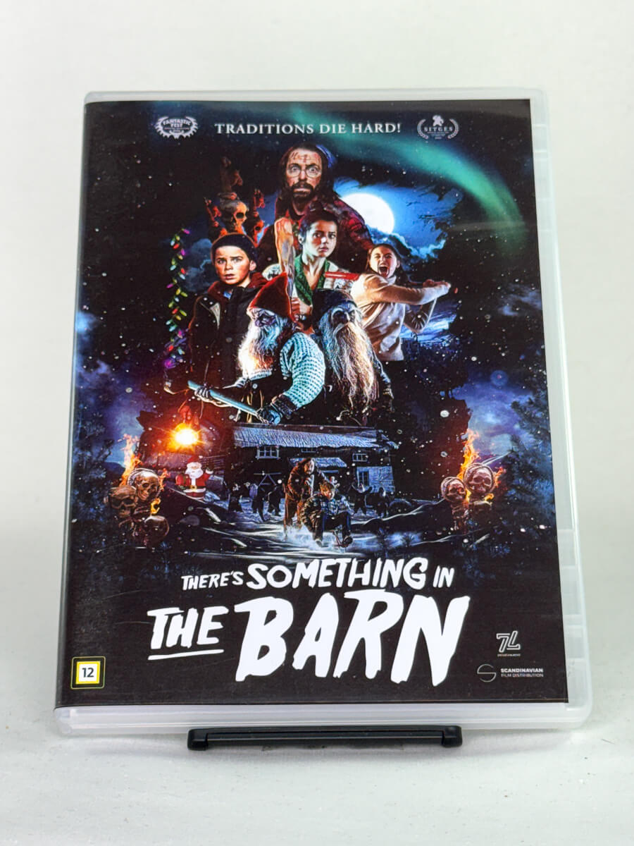 Forside av DVD-cover til There’s Something in the Barn – brukt norskprodusert horror-komedie fra 2023, tilgjengelig hos Brukbar Film