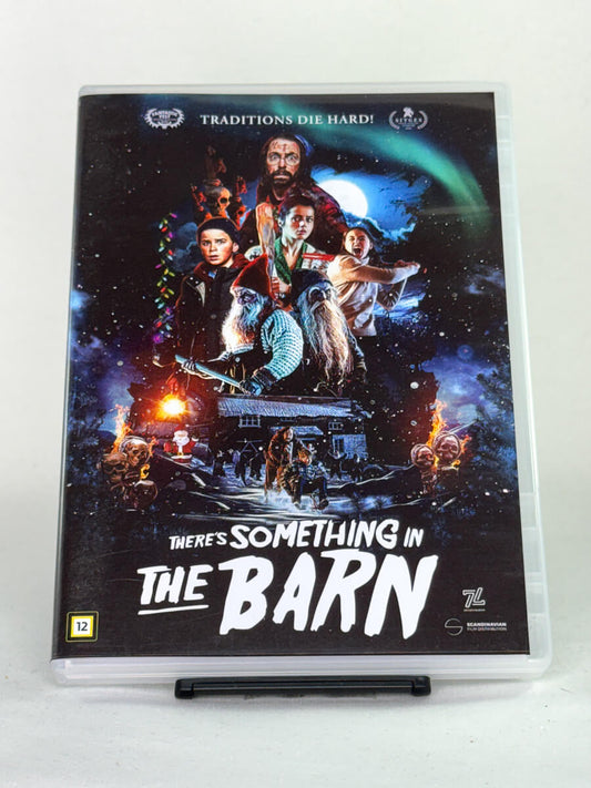 Forside av DVD-cover til There’s Something in the Barn – brukt norskprodusert horror-komedie fra 2023, tilgjengelig hos Brukbar Film