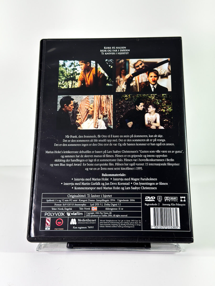 Bakside av cover til Ti Kniver i Hjertet på DVD