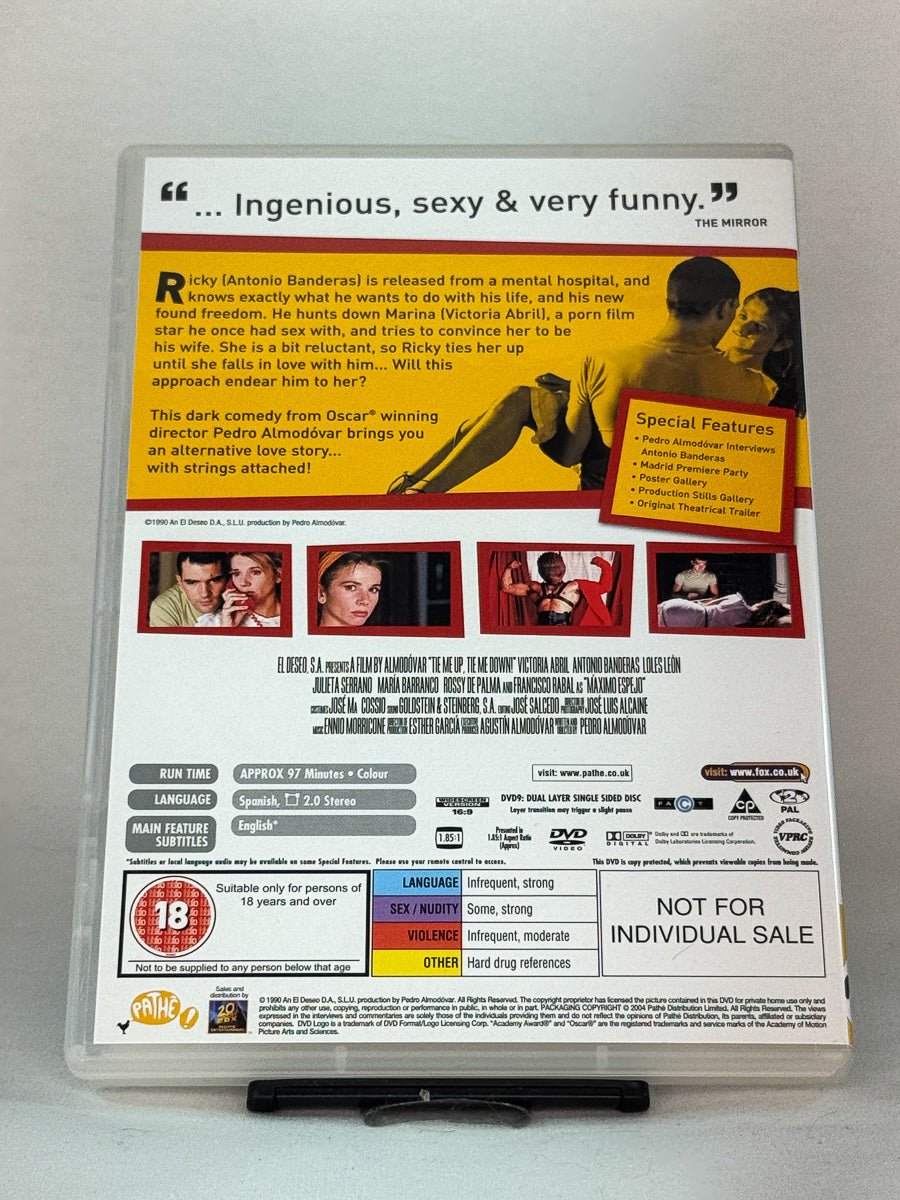 Bakside av DVD-cover til Tie Me Up! Tie Me Down! (1989) – Almodóvars mørke komedie om kjærlighet og besettelse – original brukt DVD-utgave tilgjengelig hos Brukbar Film.
