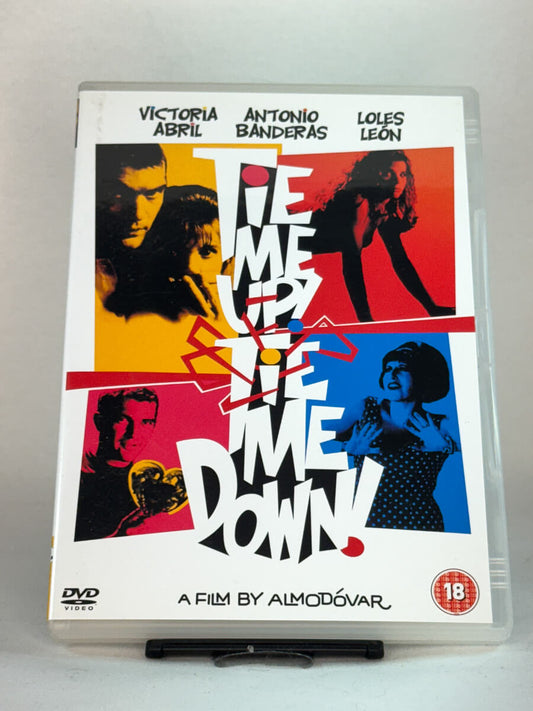 Forside av DVD-cover til Tie Me Up! Tie Me Down! (1989) – spansk film av Pedro Almodóvar med Antonio Banderas og Victoria Abril – brukt romantisk drama på DVD hos Brukbar Film.