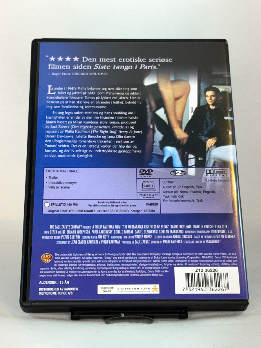 Bakside av DVD-cover til Tilværelsens uutholdelige letthet (1988) – gripende film basert på Milan Kunderas roman – original brukt DVD-utgave tilgjengelig hos Brukbar Film.