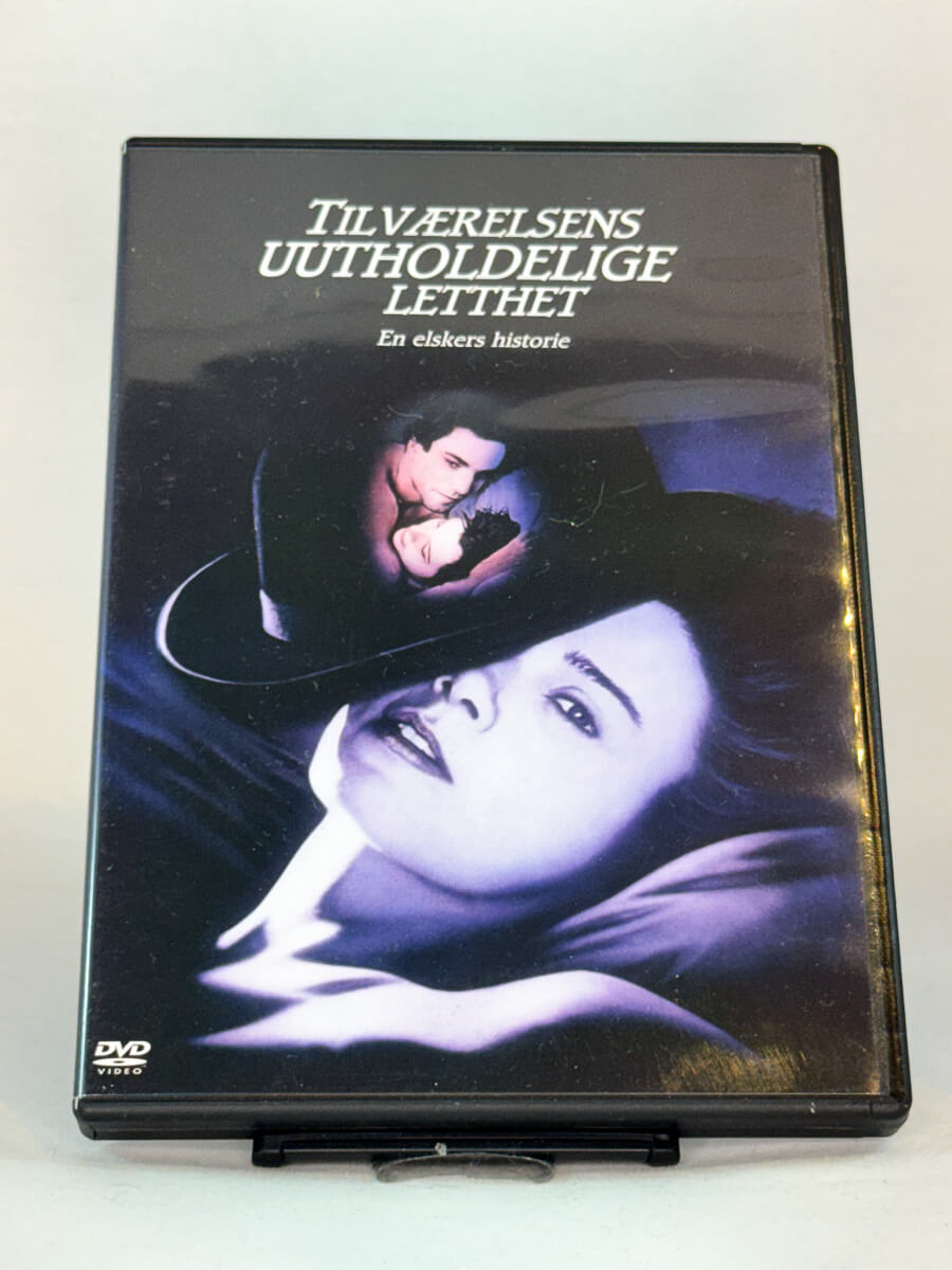 Forside av DVD-cover til Tilværelsens uutholdelige letthet (originaltittel: The Unbearable Lightness of Being, 1988) – regissert av Philip Kaufman, med Daniel Day-Lewis og Juliette Binoche – brukt romantisk drama på DVD hos Brukbar Film.