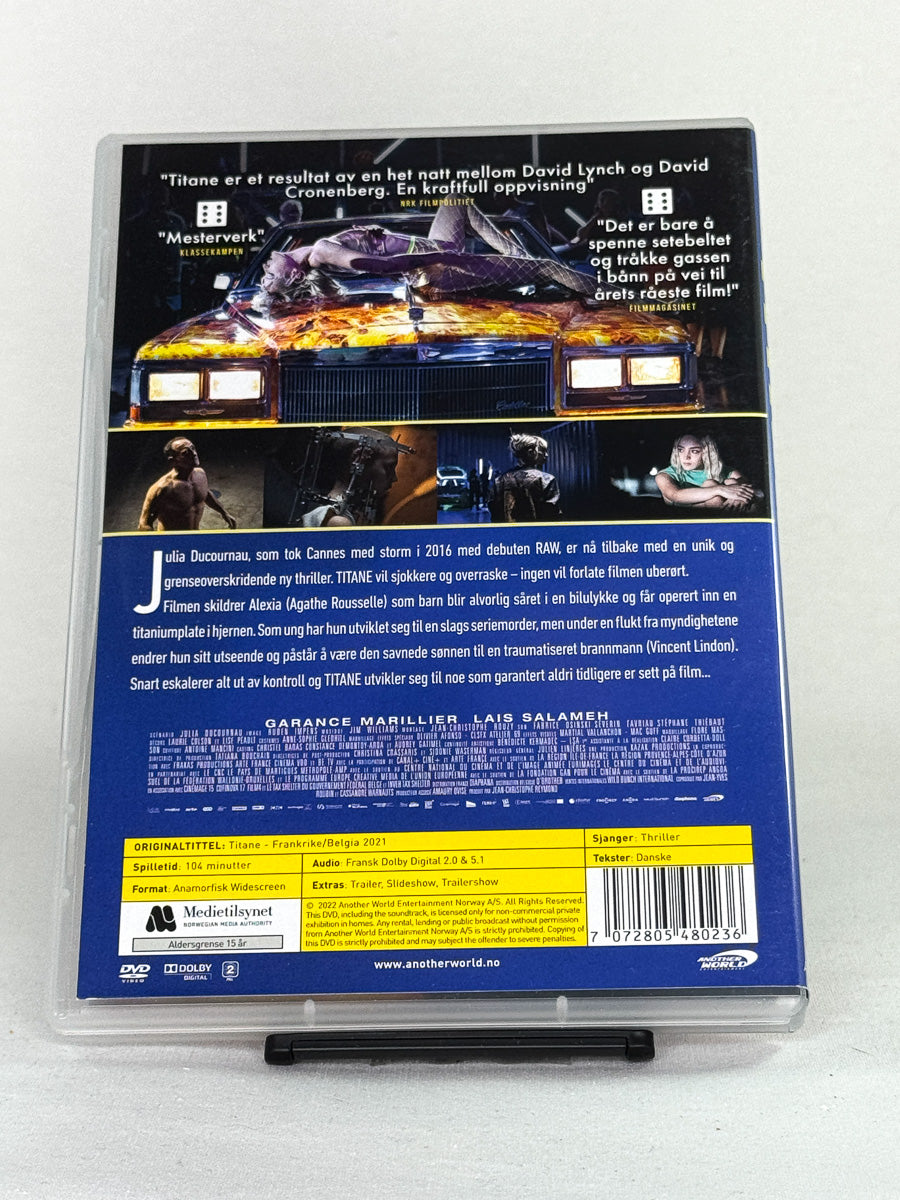 Bakside av DVD-cover til Titane – sjokkerende og banebrytende fransk film av Julia Ducournau, brukt DVD tilgjengelig hos Brukbar Film