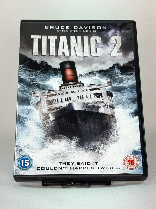 Forside av DVD-cover til katastrofefilmen Titanic 2 – brukt film på DVD, actionfylt nytolkning fra The Asylum, kjøp original bruktdvd hos Brukbar Film