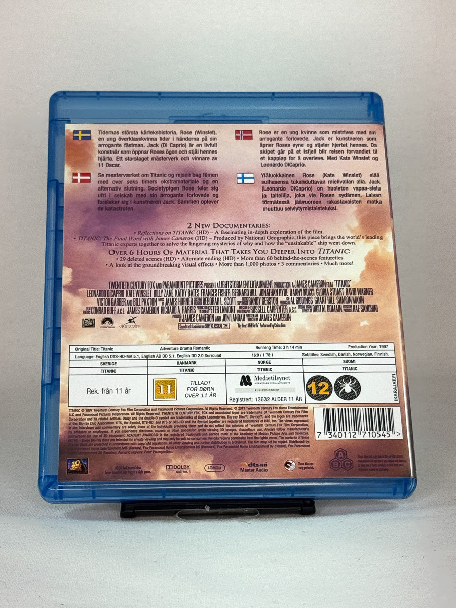 Bakside av Blu-ray-cover til Titanic med omtale og teknisk informasjon – James Camerons prisbelønte storfilm med DiCaprio og Winslet, original brukt Blu-ray-utgave hos Brukbar Film.