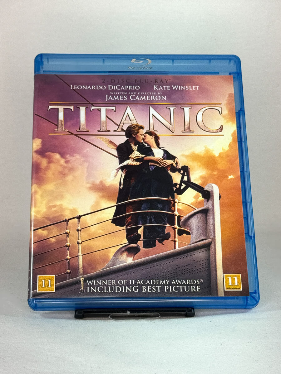 Forside av Blu-ray-cover til Titanic med Leonardo DiCaprio og Kate Winslet – episk romantisk dramafilm regissert av James Cameron, vinner av 11 Oscar-priser, tilgjengelig hos Brukbar Film.