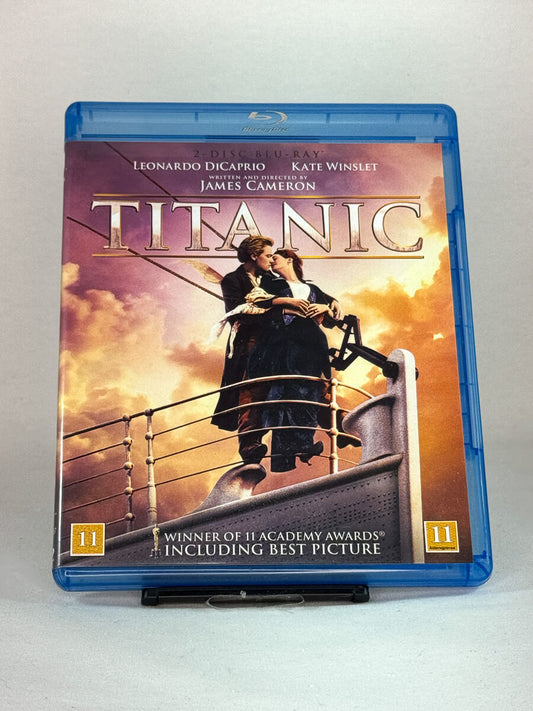 Forside av Blu-ray-cover til Titanic med Leonardo DiCaprio og Kate Winslet – episk romantisk dramafilm regissert av James Cameron, vinner av 11 Oscar-priser, tilgjengelig hos Brukbar Film.