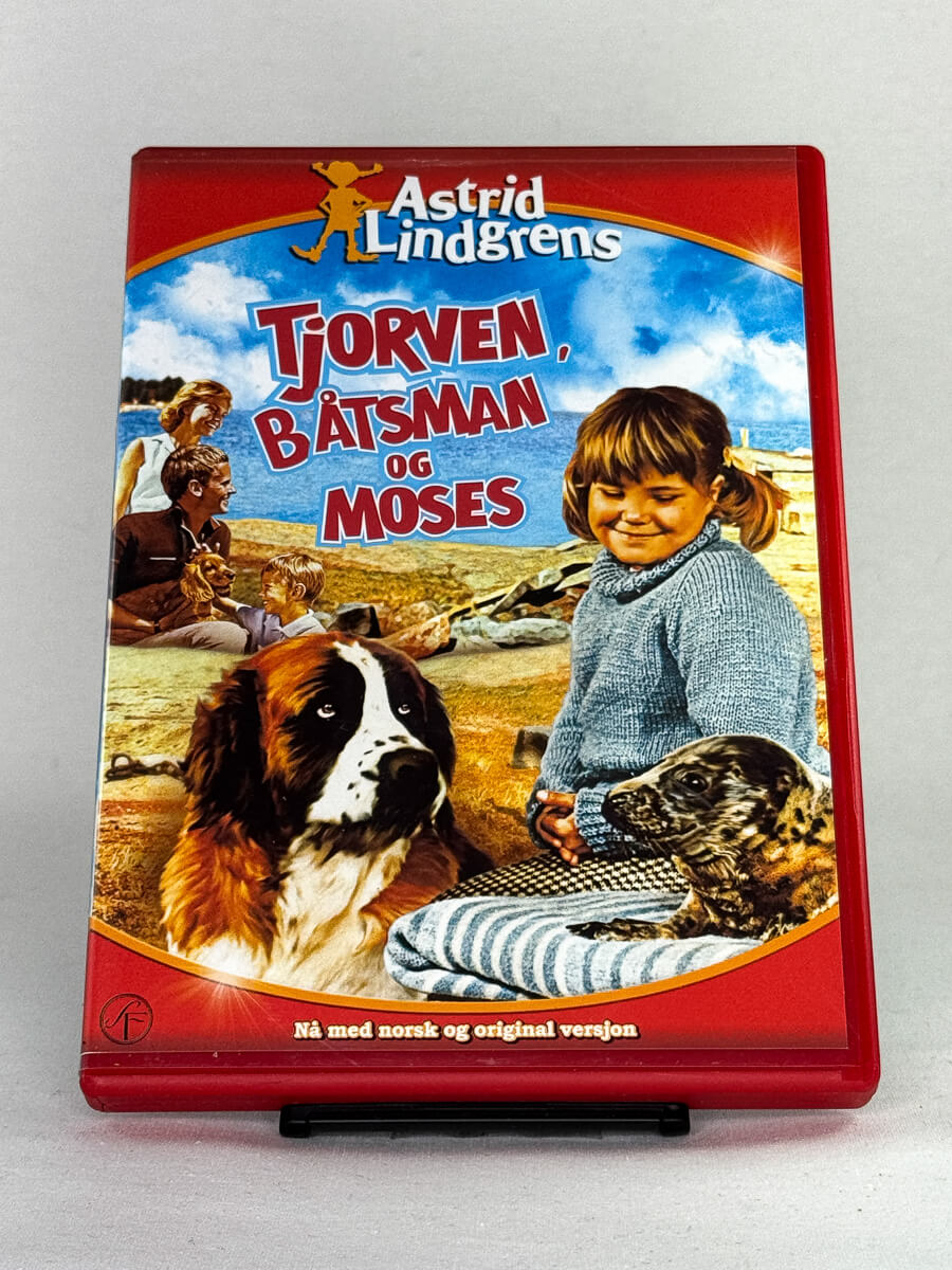 DVD-forside til filmen Tjorven, Båtsman og Moses
Originalt cover brukt for produktbilde i nettbutikken Brukbar Film