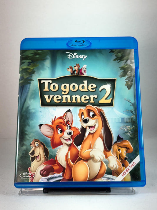 Forside av Blu-ray-cover til To gode venner 2 – oppfølger til Disneys klassiker om reven og hunden, med norsk tale, brukt film hos Brukbar Film.