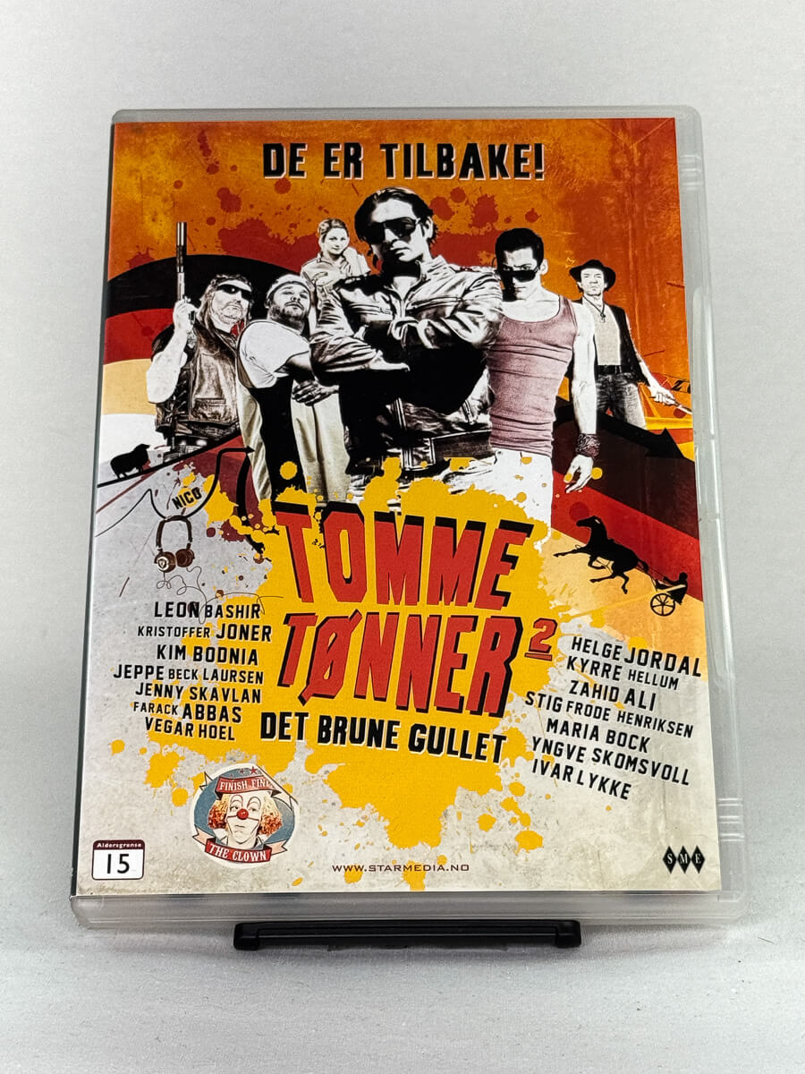 DVD-forside til filmen Tomme Tønner 2 – Det brune gullet
Originalt cover brukt for produktbilde i nettbutikken Brukbar Film