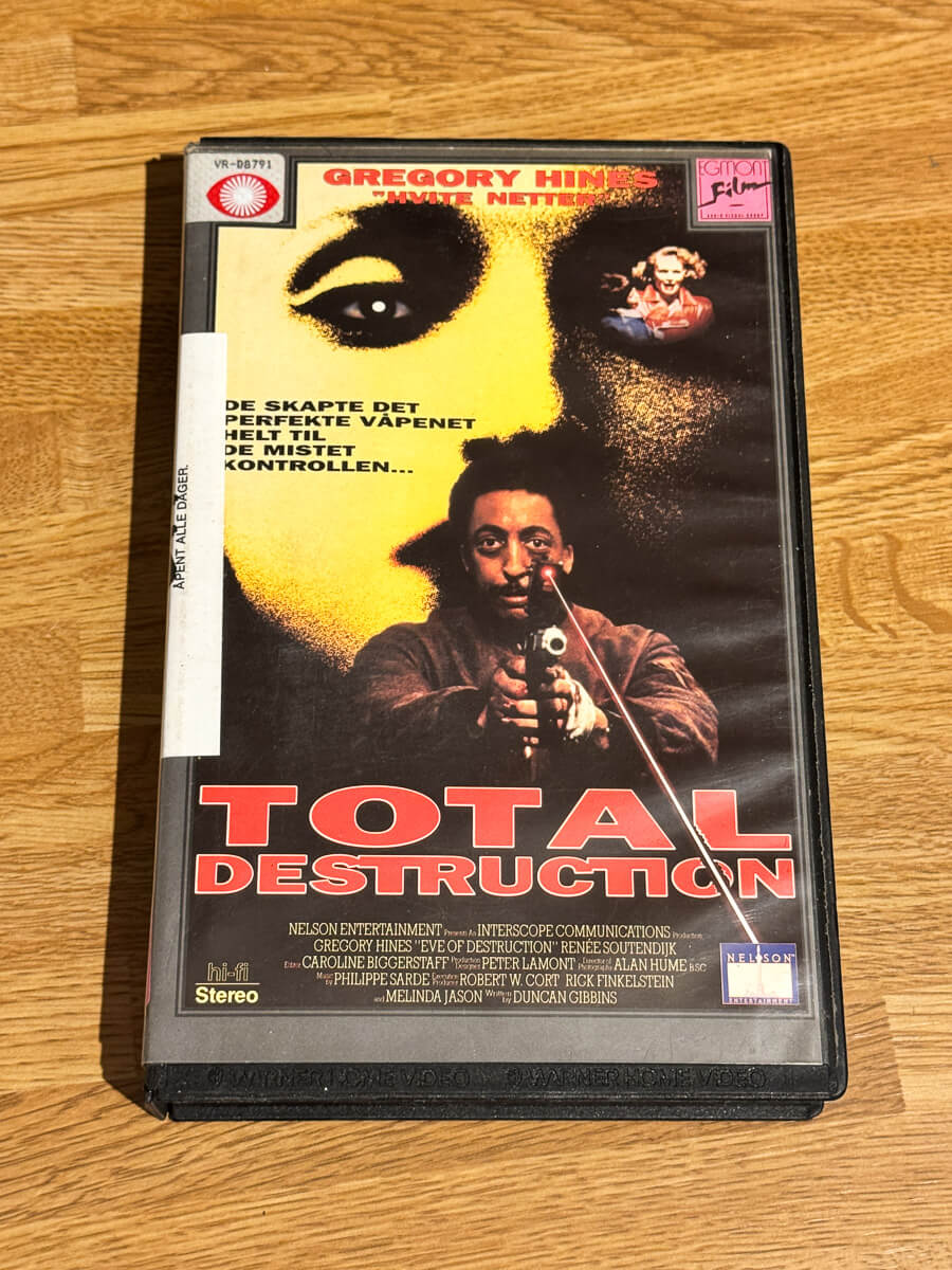 Forside av cover til Total Destruction på VHS Big Box