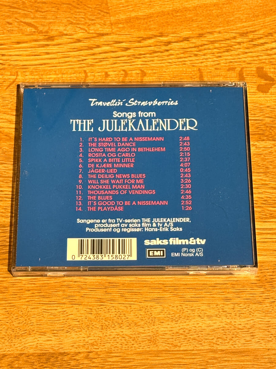 Bakside av cover til Travellin’ Strawberries – Songs from The Julekalender på CD