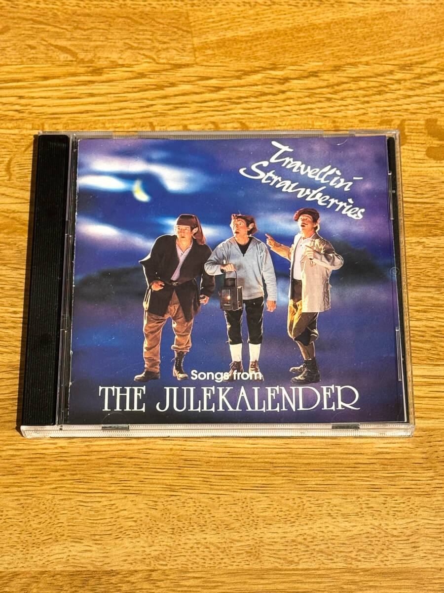 Forside av cover til Travellin’ Strawberries – Songs from The Julekalender på CD