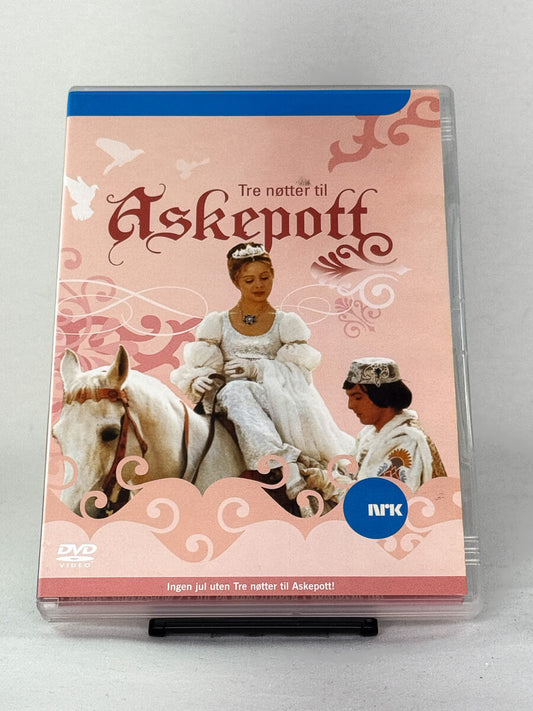 Forside av DVD-cover til Tre nøtter til Askepott – klassisk julefilm med Libuše Šafránková, kjent fra NRKs årlige juletradisjon, brukt DVD fra Brukbar Film