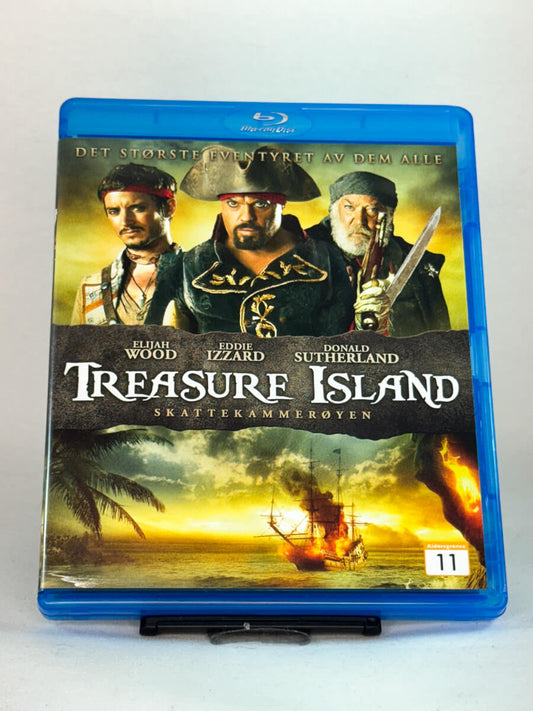 Forside av Blu-ray-cover til Treasure Island – Skattekammerøya med Elijah Wood, Eddie Izzard og Donald Sutherland – et klassisk eventyrdrama på brukt Blu-ray hos Brukbar Film.