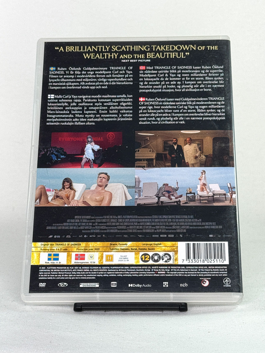 Bakside av DVD-cover til Triangle of Sadness – brukt DVD-film av Ruben Östlund, tilgjengelig hos Brukbar Film