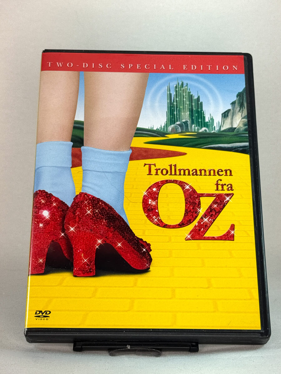 Forside av DVD-cover til Trollmannen fra Oz (originaltittel: The Wizard of Oz, 1939) – klassisk musikal med Judy Garland – brukt familiefilm på DVD hos Brukbar Film.