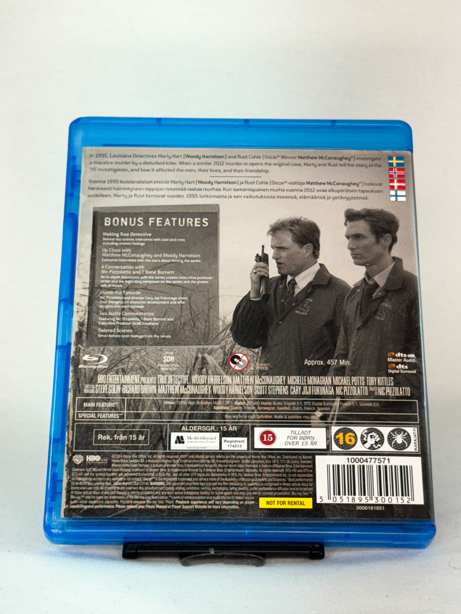 Bakside av Blu-ray-coveret til True Detective: Season 1 – informasjon om serien, spesifikasjoner og bonusinnhold hos Brukbar Film.
