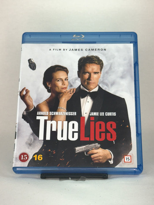 Forside av Blu-ray-cover til True Lies – actionkomedie regissert av James Cameron med Arnold Schwarzenegger og Jamie Lee Curtis, brukt Blu-ray tilgjengelig hos Brukbar Film.
