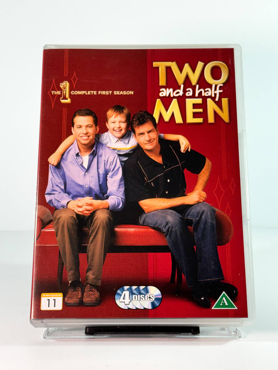 Forside av cover til Two and a Half Men – The Complete First Season, bruktfilm hos nettbutikken Brukbar Film
