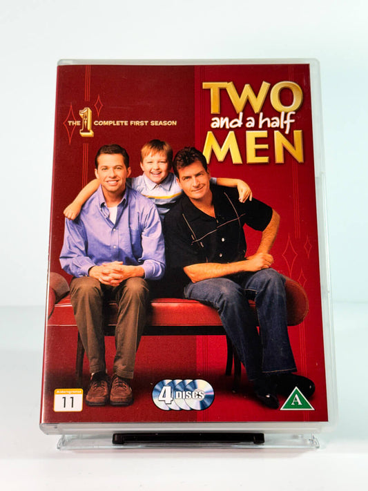 Forside av cover til Two and a Half Men – The Complete First Season, bruktfilm hos nettbutikken Brukbar Film