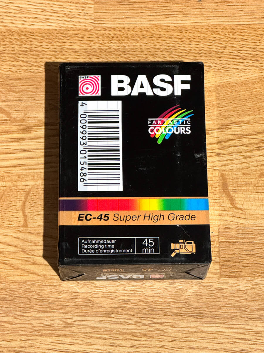 Baksiden av emballasjen til en uinnspilt BASF EC-45 VHS-C-kassett.