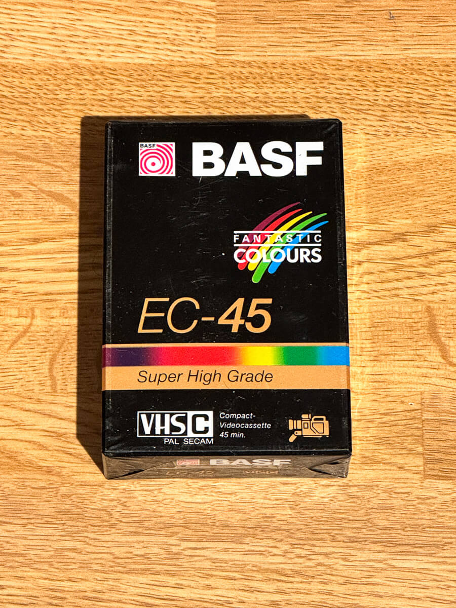 Forsiden av emballasjen til en uinnspilt BASF EC-45 VHS-C-kassett.