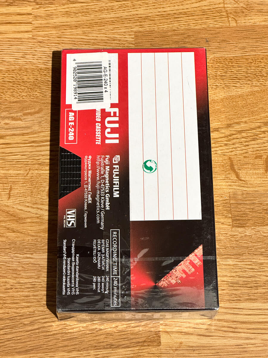Baksiden av emballasjen til en uinnspilt Fuji AG E-240 VHS-kassett.
