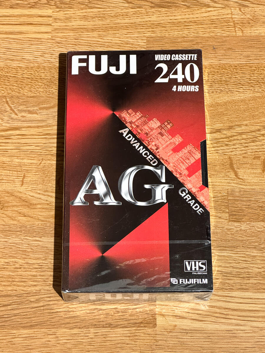 Forsiden av emballasjen til en uinnspilt Fuji AG E-240 VHS-kassett.
