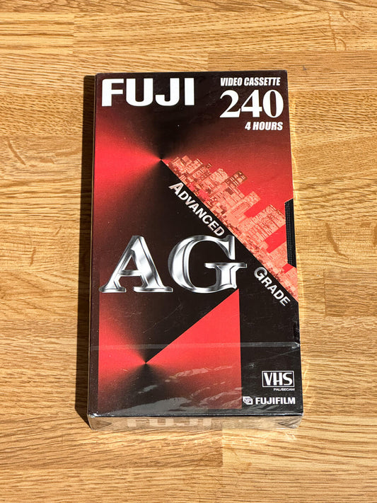 Forsiden av emballasjen til en uinnspilt Fuji AG E-240 VHS-kassett.