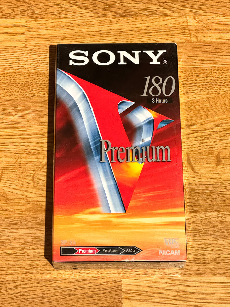 Forsiden av emballasjen til en uinnspilt Sony Premium E-180 VHS-kassett.