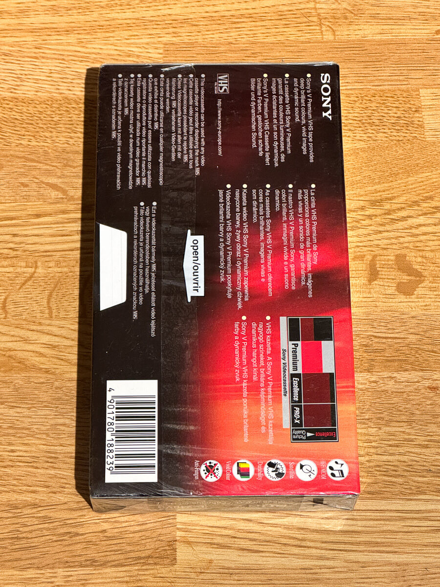Baksiden av emballasjen til en uinnspilt Sony Premium E-240 VHS-kassett.