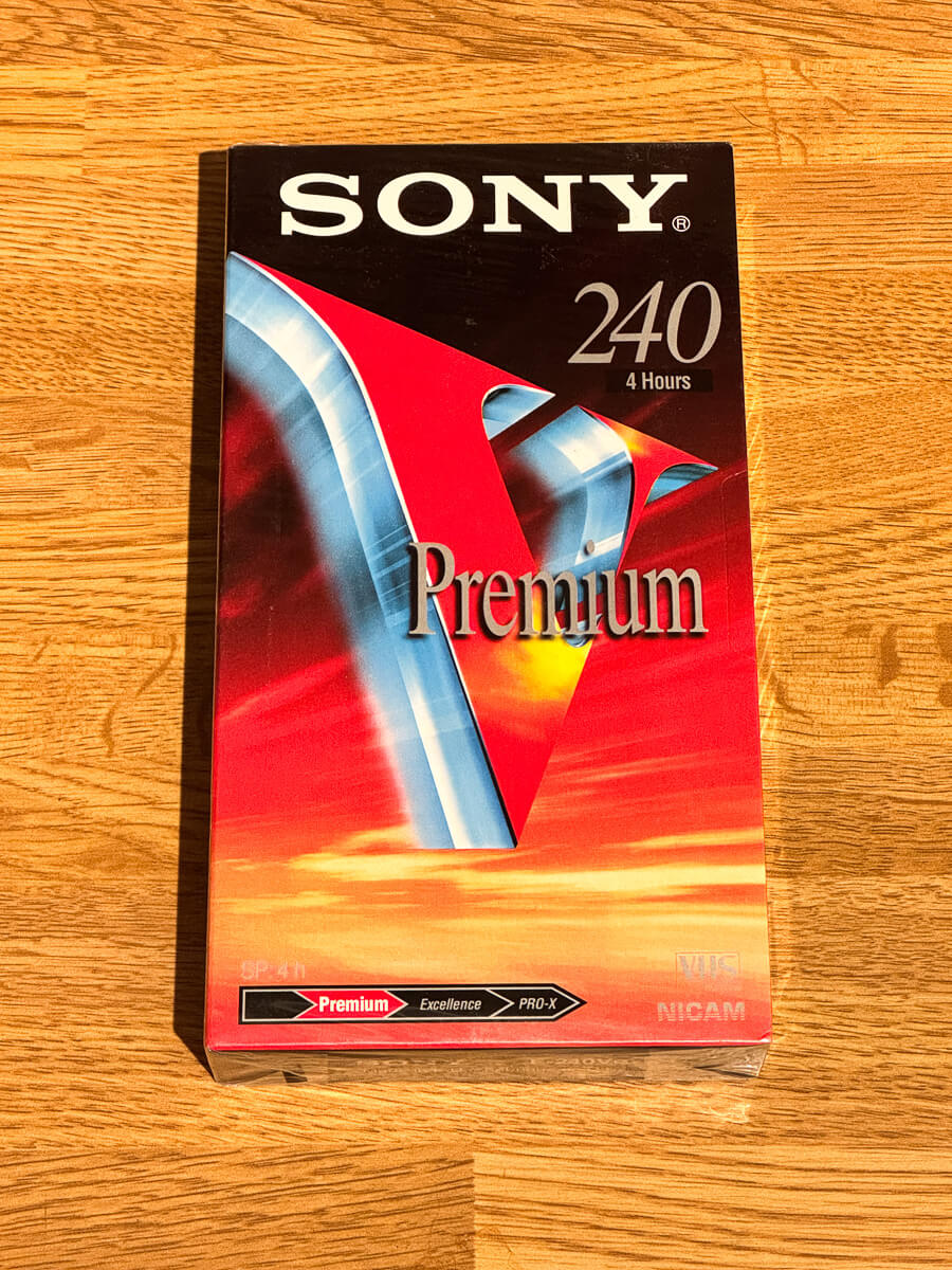 Forsiden av emballasjen til en uinnspilt Sony Premium E-240 VHS-kassett.