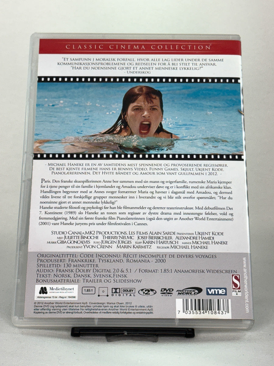 Bakside av DVD-cover til Ukjent kode, bruktfilm hos nettbutikken Brukbar Film