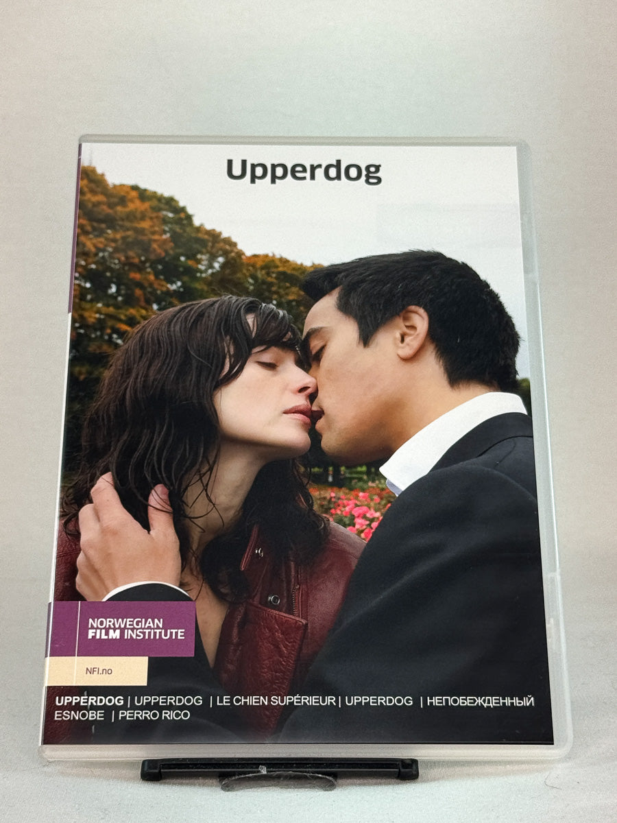 Forside av DVD-cover til Upperdog – norsk drama om identitet, klasse og kjærlighet, regissert av Sara Johnsen, utgitt av Norwegian Film Institute, brukt DVD hos Brukbar Film.