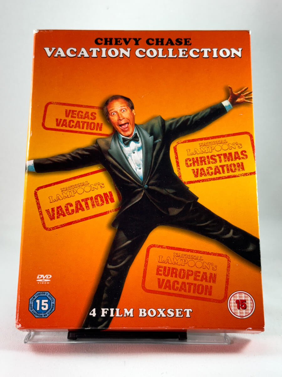 Forside av DVD-cover til Vacation Collection – 4 Film Boxset med Chevy Chase; brukt komediesamling på DVD hos Brukbar Film