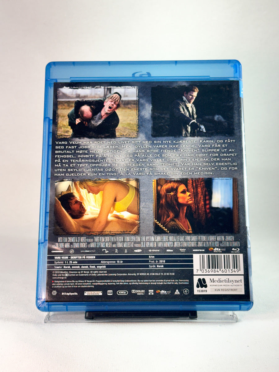 Bakside av cover til Varg Veum – Skriften på veggen, bruktfilm hos nettbutikken Brukbar Film