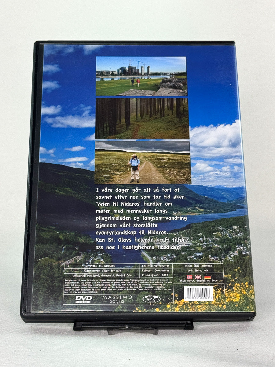 Bakside av DVD-cover til Veien til Nidaros – beskriver reisen, menneskene og opplevelsene på vandringen mot Nidarosdomen – brukt DVD tilgjengelig hos Brukbar Film.