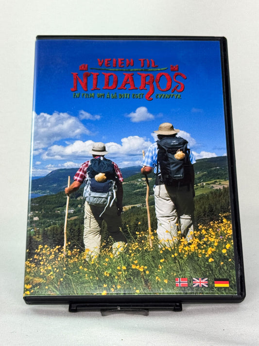 Forside av DVD-cover til Veien til Nidaros – dokumentarfilm om pilegrimsleden til Trondheim, og reisen som et moderne eventyr – brukt DVD hos Brukbar Film.