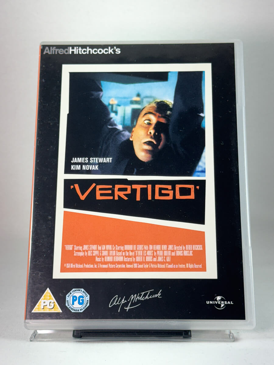 Forside av DVD-cover til Vertigo – James Stewart og Kim Novak i Hitchcocks ikoniske thriller om besettelse og illusjon, brukt film hos Brukbar Film.