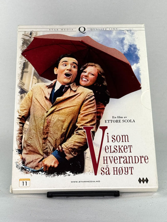 Forside av DVD-cover til Vi som elsket hverandre så høyt – italiensk drama av Ettore Scola om vennskap, idealer og kjærlighet, brukt DVD hos Brukbar Film.