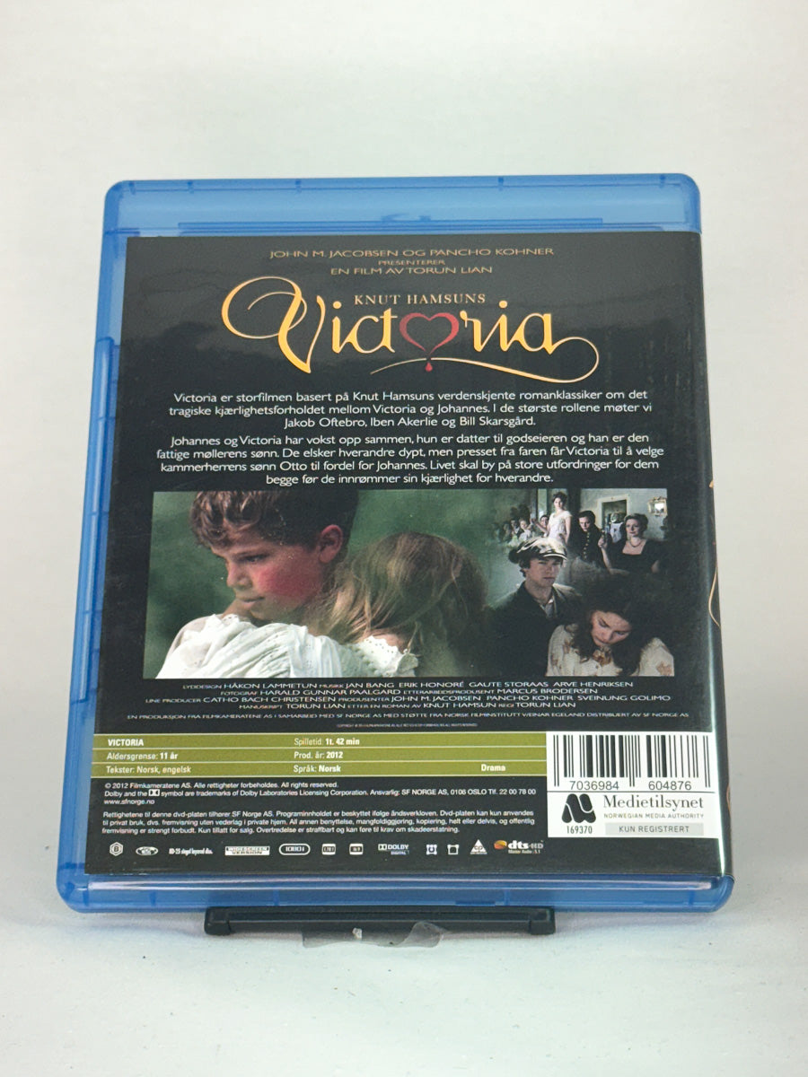 Bakside av Blu-ray-cover til filmen Victoria – norsk originalfilm på Blu-ray, basert på bok av Knut Hamsun, brukt hos Brukbar Film