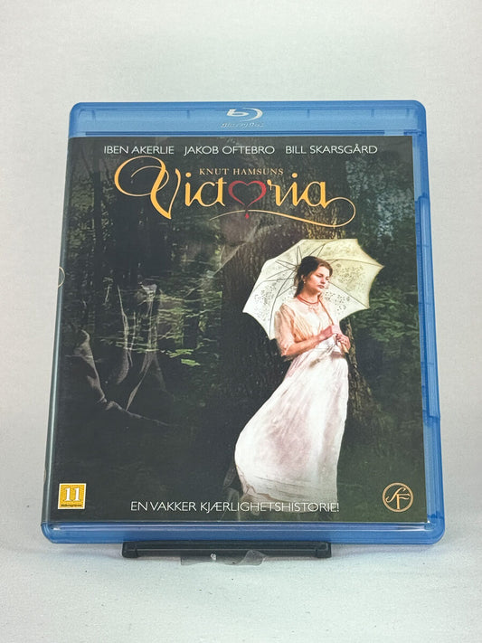Forside av Blu-ray-cover til filmen Victoria – romantisk norsk film basert på Knut Hamsuns klassiker, brukt Blu-ray hos Brukbar Film