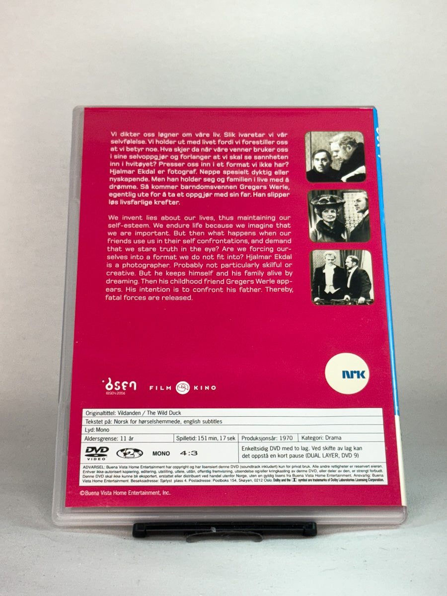 Bakside av DVD-coveret Vildanden (The Wild Duck) – NRK-produksjon med detaljer om spilletid og språk, brukt DVD hos Brukbar Film